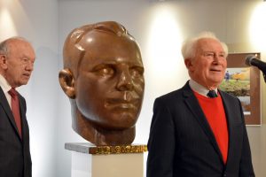 Alexej Jelissejew (links) und Sigmund Jähn vor einer Büste von Juri Gagarin